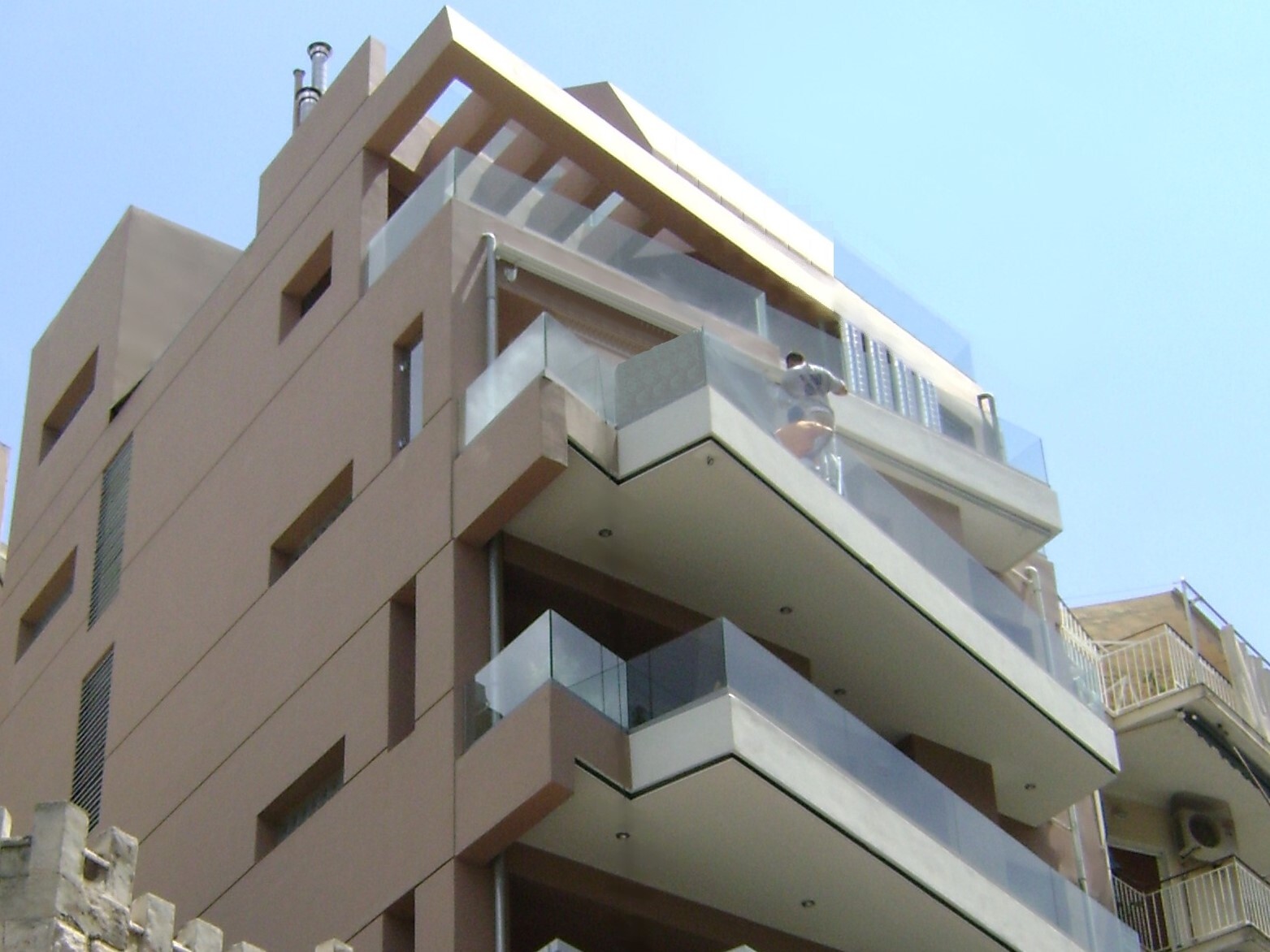 Ανακατασκευή πολυκατοικίας με καθ' ύψος προσθήκη ορόφων στο Πασαλιμάνι